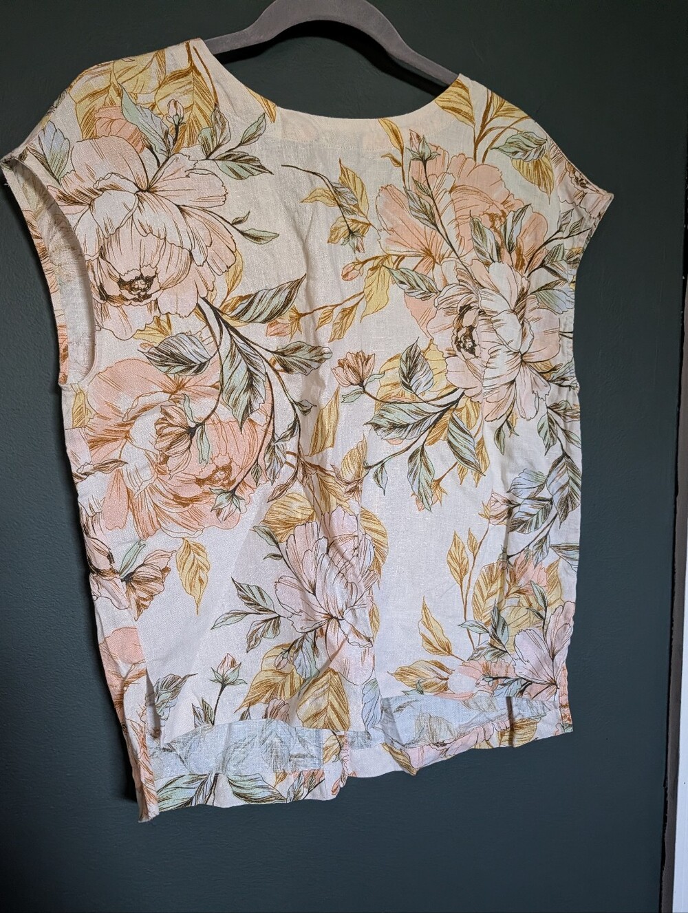 Nicole Miller Peach and Cream Floral Short Sleeve Top